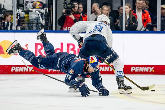 Kampf um den Puck Zweikampf zwischen Markus Eisenschmid (EHC Red Bull Muenchen, 11) und Leon Gawanke (Adler Mannheim, 9) GER, EHC Red Bull Muenchen vs. Adler Mannheim, Eishockey, DEL, Playoffs, Halbfinale Spiel 2, Saison 2025 2026, 10.04.2026. GER, EHC Red Bull Muenchen vs. Adler Mannheim, Eishockey, DEL, Playoffs, Halbfinale Spiel 2, Saison 2025 2026, 10.04.2026. Muenchen Copyright: xEibner-Pressefoto HeikexFeinerx EP_HFR
