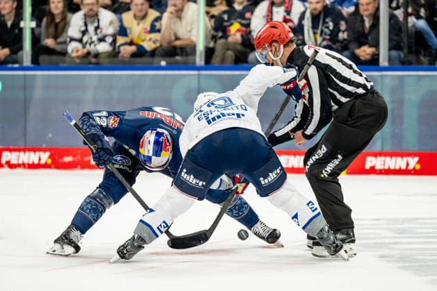 Linesperson Joshua Roemer fuehrt ein Bully Faceoff aus zwischen Brady Ferguson (EHC Red Bull Muenchen, 12) und Luke Esposito (Adler Mannheim, 19) GER, EHC Red Bull Muenchen vs. Adler Mannheim, Eishockey, DEL, Playoffs, Halbfinale Spiel 2, Saison 2025 2026, 10.04.2026. GER, EHC Red Bull Muenchen vs. Adler Mannheim, Eishockey, DEL, Playoffs, Halbfinale Spiel 2, Saison 2025 2026, 10.04.2026. Muenchen Copyright: xEibner-Pressefoto HeikexFeinerx EP_HFR