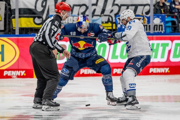 Linesperson Markus Merk fuehrt ein Bully Faceoff aus zwischen Brady Ferguson (EHC Red Bull Muenchen, 12) und Luke Esposito (Adler Mannheim, 19) GER, EHC Red Bull Muenchen vs. Adler Mannheim, Eishockey, DEL, Playoffs, Halbfinale Spiel 2, Saison 2025 2026, 10.04.2026. GER, EHC Red Bull Muenchen vs. Adler Mannheim, Eishockey, DEL, Playoffs, Halbfinale Spiel 2, Saison 2025 2026, 10.04.2026. Muenchen Copyright: xEibner-Pressefoto HeikexFeinerx EP_HFR