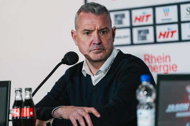 10.04.2026, xjmrgnx, Eishockey Penny DEL 1 2 Finale, Koelner Haie - Eisbären Berlin v.l. Trainer Serge Aubin (Eisbaeren Berlin) bei der Pressekonferenz nach dem Spiel (DFL DFB REGULATIONS PROHIBIT ANY USE OF PHOTOGRAPHS as IMAGE SEQUENCES and or QUASI-VIDEO) Koeln