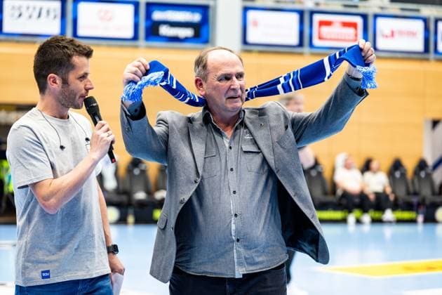 10.04.2026, GER, Handball, Maenner, Saison 25 26, Daikin 1.Bl, 28.Spieltag, ThSV Eisenach - TSV Hannover-Burgdorf Hagen Becker wird durch Manolo geehrt und Patrice Rabicht führt das Interview 99817 Eisenach Werner-Assmann-Halle Am Sportp Thueringen Deutschland