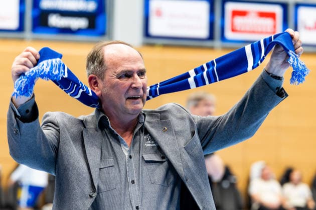 10.04.2026, GER, Handball, Maenner, Saison 25 26, Daikin 1.Bl, 28.Spieltag, ThSV Eisenach - TSV Hannover-Burgdorf Hagen Becker wird durch Manolo geehrt und Patrice Rabicht führt das Interview 99817 Eisenach Werner-Assmann-Halle Am Sportp Thueringen Deutschland