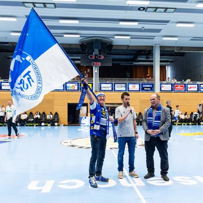 10.04.2026, GER, Handball, Maenner, Saison 25 26, Daikin 1.Bl, 28.Spieltag, ThSV Eisenach - TSV Hannover-Burgdorf Hagen Becker wird durch Manolo geehrt und Patrice Rabicht führt das Interview 99817 Eisenach Werner-Assmann-Halle Am Sportp Thueringen Deutschland