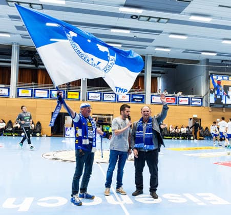 10.04.2026, GER, Handball, Maenner, Saison 25 26, Daikin 1.Bl, 28.Spieltag, ThSV Eisenach - TSV Hannover-Burgdorf Hagen Becker wird durch Manolo geehrt und Patrice Rabicht führt das Interview 99817 Eisenach Werner-Assmann-Halle Am Sportp Thueringen Deutschland