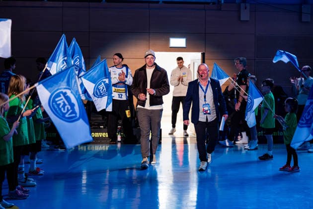 10.04.2026, GER, Handball, Maenner, Saison 25 26, Daikin 1.Bl, 28.Spieltag, ThSV Eisenach - TSV Hannover-Burgdorf Max Langenhan wird vor dem Bundesligaspiel des ThSV Eisenach nach dem Olympiasieg begrüßt geehrt durch Guenter Osswald, Shpetim Alaj (ThSV Eisenach, Praesident) und Rene Witte (Geschaeftsfuehrer Manager ThSV Eisenach) und wird Ehrenmitglied des Vereins 99817 Eisenach Werner-Assmann-Halle Am Sportp Thueringen Deutschland