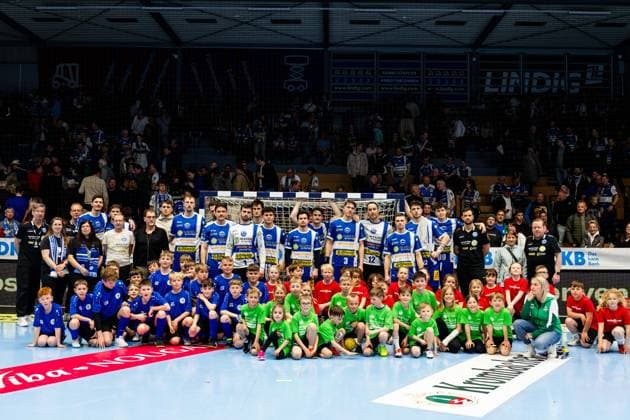 10.04.2026, GER, Handball, Maenner, Saison 25 26, Daikin 1.Bl, 28.Spieltag, ThSV Eisenach - TSV Hannover-Burgdorf zeigt die Mannschaft Team des ThSV Eisenach gemeinsam mit dem Sponsor of the Day und den Einlaufkindern 99817 Eisenach Werner-Assmann-Halle Am Sportp Thueringen Deutschland