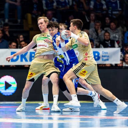 10.04.2026, GER, Handball, Maenner, Saison 25 26, Daikin 1.Bl, 28.Spieltag, ThSV Eisenach - TSV Hannover-Burgdorf Marian Michalczik (TSV Hannover-Burgdorf), Tillman Leu (ThSV Eisenach,99), Renars Uscins (TSV Hannover-Burgdorf) 99817 Eisenach Werner-Assmann-Halle Am Sportp Thueringen Deutschland