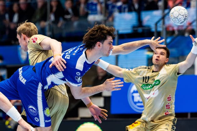 10.04.2026, GER, Handball, Maenner, Saison 25 26, Daikin 1.Bl, 28.Spieltag, ThSV Eisenach - TSV Hannover-Burgdorf Marian Michalczik (TSV Hannover-Burgdorf), Stephan Seitz (ThSV Eisenach,44) 99817 Eisenach Werner-Assmann-Halle Am Sportp Thueringen Deutschland