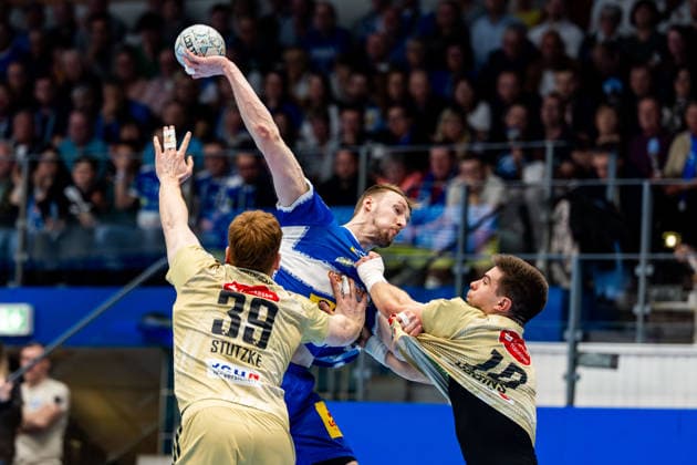 10.04.2026, GER, Handball, Maenner, Saison 25 26, Daikin 1.Bl, 28.Spieltag, ThSV Eisenach - TSV Hannover-Burgdorf Lukas Stutzke (TSV Hannover-Burgdorf), Dominik Solak (ThSV Eisenach,30), Renars Uscins (TSV Hannover-Burgdorf) 99817 Eisenach Werner-Assmann-Halle Am Sportp Thueringen Deutschland