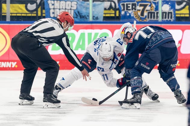 Linesperson Joshua Roemer fuehrt ein Bully Faceoff aus zwischen Kristian Reichel (Adler Mannheim, 11) und Adam Brooks (EHC Red Bull Muenchen, 77) GER, EHC Red Bull Muenchen vs. Adler Mannheim, Eishockey, DEL, Playoffs, Halbfinale Spiel 2, Saison 2025 2026, 10.04.2026. GER, EHC Red Bull Muenchen vs. Adler Mannheim, Eishockey, DEL, Playoffs, Halbfinale Spiel 2, Saison 2025 2026, 10.04.2026. Muenchen Copyright: xEibner-Pressefoto HeikexFeinerx EP_HFR
