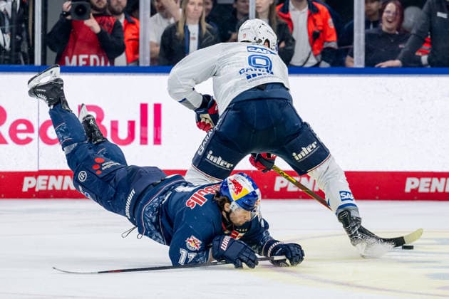 Kampf um den Puck Zweikampf zwischen Markus Eisenschmid (EHC Red Bull Muenchen, 11) und Leon Gawanke (Adler Mannheim, 9) GER, EHC Red Bull Muenchen vs. Adler Mannheim, Eishockey, DEL, Playoffs, Halbfinale Spiel 2, Saison 2025 2026, 10.04.2026. GER, EHC Red Bull Muenchen vs. Adler Mannheim, Eishockey, DEL, Playoffs, Halbfinale Spiel 2, Saison 2025 2026, 10.04.2026. Muenchen Copyright: xEibner-Pressefoto HeikexFeinerx EP_HFR