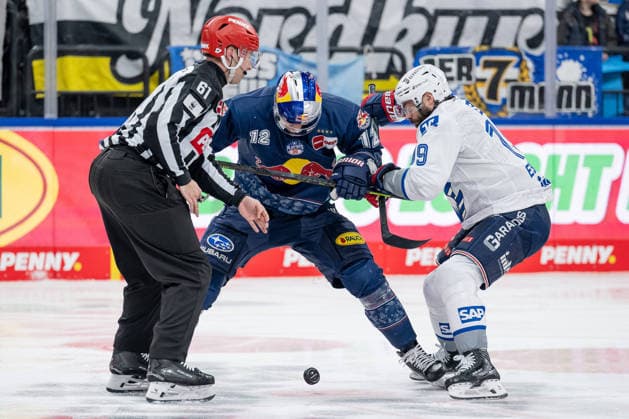Linesperson Markus Merk fuehrt ein Bully Faceoff aus zwischen Brady Ferguson (EHC Red Bull Muenchen, 12) und Luke Esposito (Adler Mannheim, 19) GER, EHC Red Bull Muenchen vs. Adler Mannheim, Eishockey, DEL, Playoffs, Halbfinale Spiel 2, Saison 2025 2026, 10.04.2026. GER, EHC Red Bull Muenchen vs. Adler Mannheim, Eishockey, DEL, Playoffs, Halbfinale Spiel 2, Saison 2025 2026, 10.04.2026. Muenchen Copyright: xEibner-Pressefoto HeikexFeinerx EP_HFR