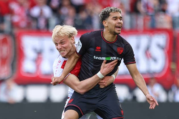 2026.04.11, xkwix, Fußball, 3.Liga, Rot-Weiss Essen - FC Ingolstadt, Stadion an der Hafenstraße, 33.Spieltag, Saison 2025 2026: Ben Hüning (Rot-Weiss Essen 15) haelt Yann Sturm (FC Ingolstadt 04 7) mit Willenskraft fest behaelt ihn bei DFB regulations prohibit any use of photographs as image sequences and or quasi-video. Photo: xKamilxWilkowskixPressefotoKochx Nordrhein-Westfalen Deutschland