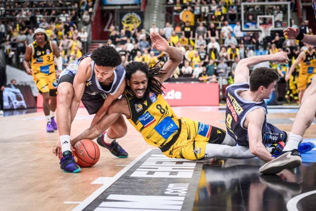 Terrell Harris (MHP RIESEN Ludwigsburg, 08) vs. Jack Kayil (ALBA Berlin, 07) - Kampf am Boden um den Spielball GER, MHP Riesen Ludwigsburg vs. ALBA Berlin, Basketball Bundesliga, easycredit BBL, 29. Spieltag, Spielzeit 2025 2026, 11.04.2026 GER, MHP Riesen Ludwigsburg vs. ALBA Berlin, Basketball Bundesliga, easycredit BBL, 29. Spieltag, Spielzeit 2025 2026, 11.04.2026 Ludwigsburg Copyright: xSandyxDinkelackerx EP_SDR