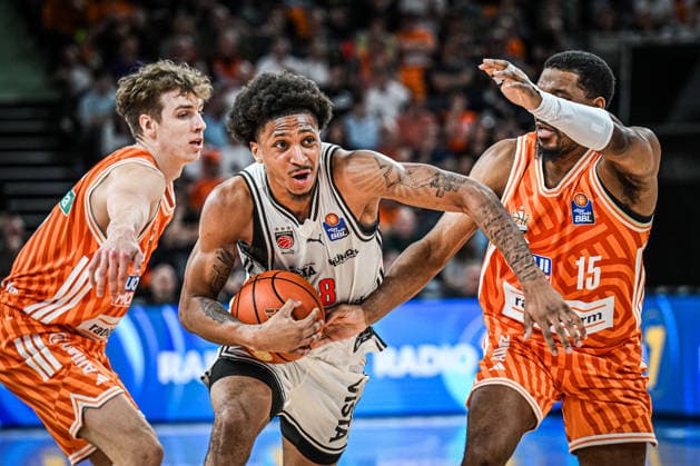 Neu Ulm, Deutschland, 11.04.26: Tobias Jensen (ratiopharm ulm), Demarcus Marquette Demonia (BMA365 Bamberg Baskets) undJustin Simon (ratiopharm ulm) im Zweikampf waehrend des Basketball Bundesliga Spiels zwischen ratiopharm ulm vs BMA365 Bamberg Baskets in der ratiopharm Arena am 11. April 2026 in Neu Ulm, Deutschland. (Foto von Harry Langer DeFodi Images) ratiopharm Arena, Germany, 11.04.26: Tobias Jensen (ratiopharm ulm), Demarcus Marquette Demonia (BMA365 Bamberg Baskets) undJustin Simon (ratiopharm ulm) battle for the ball during the Basketball Bundesliga match between ratiopharm ulm vs BMA365 Bamberg Baskets at Neu Ulm on April 11, 2026 in ratiopharm Arena, Germany. (Photo by Harry Langer DeFodi Images) (Photo by Harry Langer DeFodi Images) -