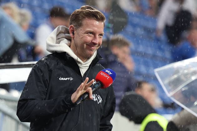 11.04.2026, xrekx, Fussball 2.Bundesliga, SV Darmstadt 98 - Hannover 96 v.l. Florian Kohfeldt Trainer (SV Darmstadt 98) bei Sky (DFL DFB REGULATIONS PROHIBIT ANY USE OF PHOTOGRAPHS as IMAGE SEQUENCES and or QUASI-VIDEO) Darmstadt