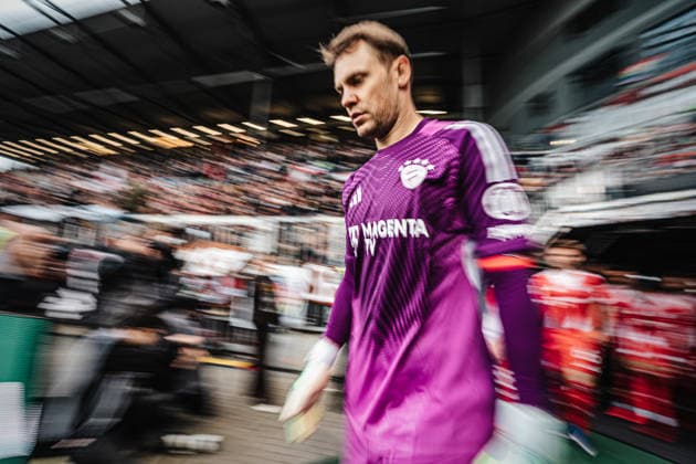 Fußball Männer Saison 2025 2026 Fußball-Bundesliga 29. Spieltag FC St. Pauli vs. FC Bayern München 11.04.2026 Manuel Neuer ( 1, FC Bayern München) auf dem Weg ins Stadion Langzeitbelichtung Hamburg Millerntor-Stadion Hamburg Deutschland