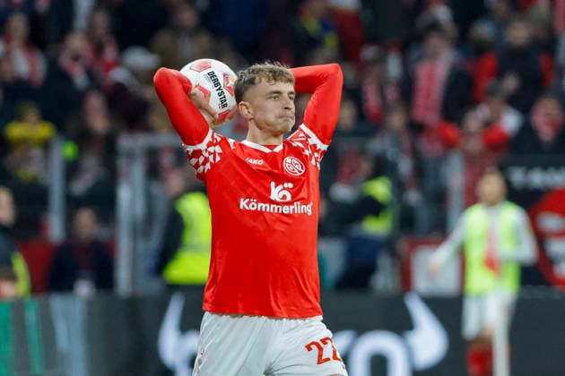 Nikolas Veratschnig (1. FSV Mainz, 22) beim Einwurf , Deutschland, Fussball, 1. Bundesliga, 29.Spieltag, 2025 2026, 1. FSV Mainz vs. SC Freiburg, 12.04.2026, Mainz Mewa Arena Deutschland Copyright: xGrantxHubbsx