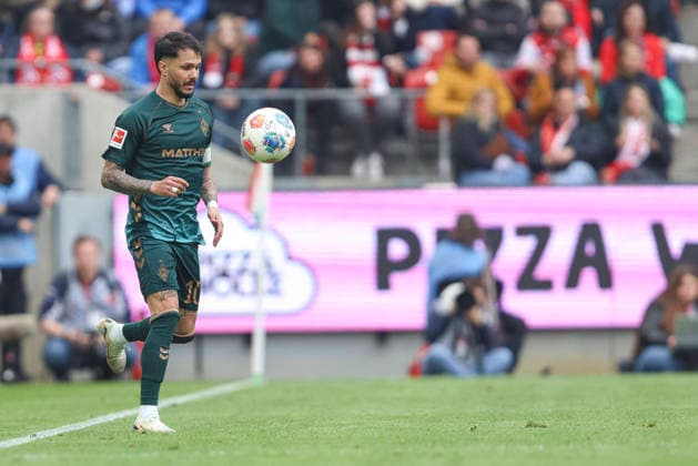 Leonardo Bittencourt (SV Werder Bremen) in Aktion, am Ball, Einzelaktion waehrend des Spiels der Bundesliga zwischen 1. FC Köln und SV Werder Bremen, RheinEnergieSTADION am 12. April 2026 in Köln, Deutschland. (Foto von Oliver Kaelke DeFodi Images) +++ Leonardo Bittencourt (SV Werder Bremen) controls the ball during the Bundesliga match between 1. FC Köln and SV Werder Bremen at RheinEnergieSTADION on April 12, 2026 in Köln, Germany. (Photo by Oliver Kaelke DeFodi Images) DFL regulations prohibit any use of photographs as image sequences and or quasi-video. (Photo by Oliver Kaelke DeFodi Images) -