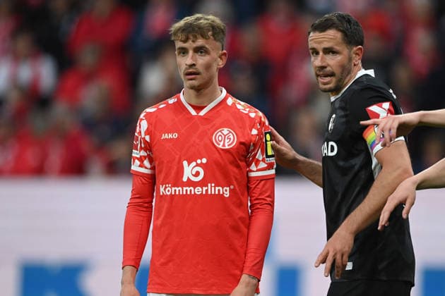 v.l. Nikolas VERATSCHNIG (MZ) und Christian GUENTER (Günter, FR) 1.FSV Mainz 05 (MZ) - SC Freiburg (FR) 0-1 Fussball 1. Bundesliga Saison 2025 2026, 29.Spieltag, Spieltag29, matchday29, am 12.04.2026, MEWA Arena Mainz. DFL regulations prohibit any use of photographs as image sequences and or quasi-video Â
