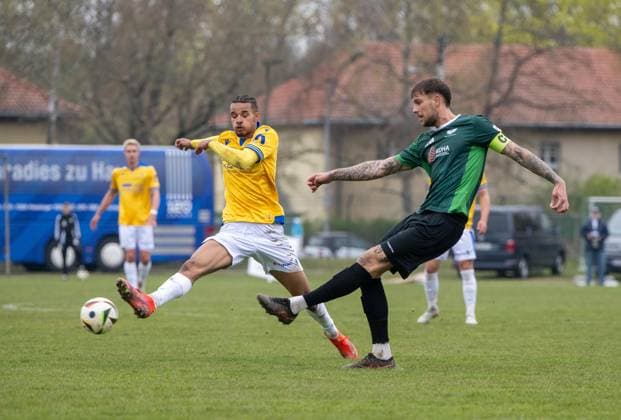 Fussball, Herren, Saison 2025 2026, Regionalliga Nordost (29. Spieltag), BFC Preussen - FC Carl Zeiss Jena, v. l. Emeka Oduah (FC Carl Zeiss Jena), Lenny Stein (BFC Preussen), 12.04. 2026, Copyright: xMatthiasxKochx