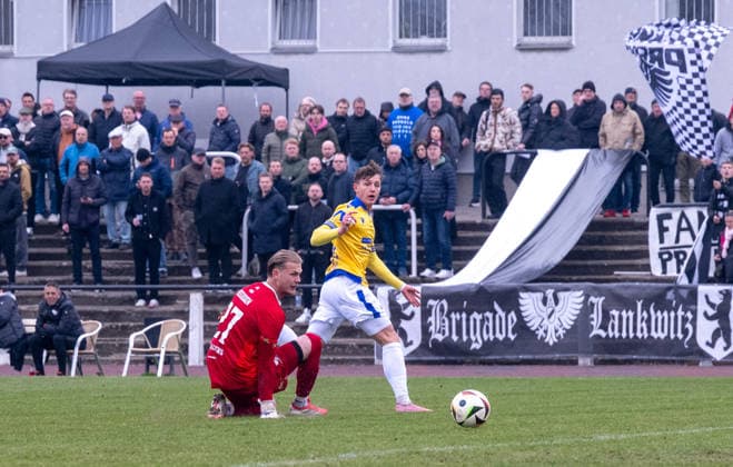 Fussball, Herren, Saison 2025 2026, Regionalliga Nordost (29. Spieltag), BFC Preussen - FC Carl Zeiss Jena, v. l. Alexander Prokopenko (FC Carl Zeiss Jena) erzielt das Tor zum 0:2 gegen Torwart Karl Albers (BFC Preussen), 12.04. 2026, Copyright: xMatthiasxKochx