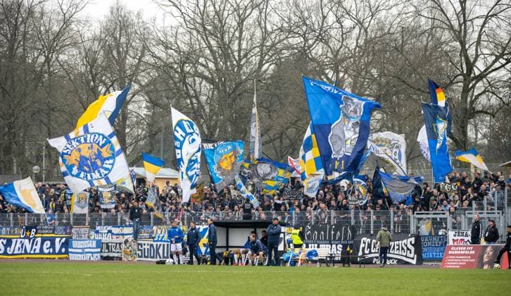 Fussball, Herren, Saison 2025 2026, Regionalliga Nordost (29. Spieltag), BFC Preussen - FC Carl Zeiss Jena, Gästeblock, Fans von Jena und Trainer Volkan Uluc (FC Carl Zeiss Jena), 12.04. 2026, Copyright: xMatthiasxKochx