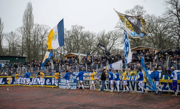 Fussball, Herren, Saison 2025 2026, Regionalliga Nordost (29. Spieltag), BFC Preussen - FC Carl Zeiss Jena (0:2), Fans und Spieler von Jena, Jubel nach dem Abpfiff, 12.04. 2026, Copyright: xMatthiasxKochx