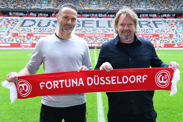 Fußball 2. Bundesliga Vorstellung von Alexander Ende als Cheftrainer bei Fortuna Düsseldorf am 13.04.2026 in der Merkur Spiel-Arena in Düsseldorf Alexander Ende ( Trainer Cheftrainer Düsseldorf ), links - Sven Mislintat ( Vorstand Düsseldorf ), rechts