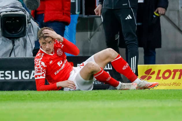 Nikolas Veratschnig (1. FSV Mainz, 22) am Boden , Deutschland, Fussball, 1. Bundesliga, 29.Spieltag, 2025 2026, 1. FSV Mainz vs. SC Freiburg, 12.04.2026, Mainz Mewa Arena Deutschland Copyright: xGrantxHubbsx