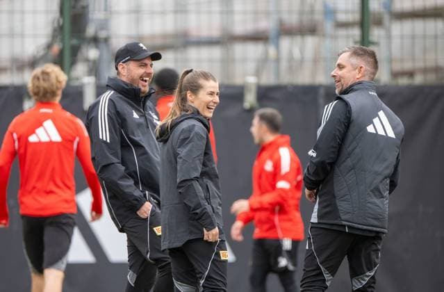 Fußball, Herren, Saison 2025 2026, 1. Bundesliga, 1. FC Union Berlin, v. l. Co-Trainer Andreas Kerwin (1. FC Union), Trainerin Marie-Louise Eta (1. FC Union Berlin), Co-Trainer Sebastian Bönig (1. FC Union), 14.04. 2026, Copyright: xMatthiasxKochx