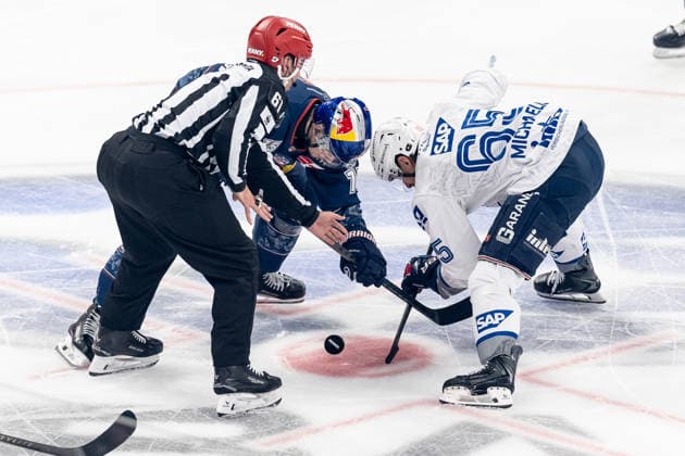 Linesperson Markus Merk fuehrt ein Bully Faceoff aus zwischen Nikolaus Heigl (EHC Red Bull Muenchen, 15) und Marc Michaelis (Adler Mannheim, 65) GER, EHC Red Bull Muenchen vs. Adler Mannheim, Eishockey, DEL, Playoffs, Halbfinale Spiel 4, Saison 2025 2026, 14.04.2026. GER, EHC Red Bull Muenchen vs. Adler Mannheim, Eishockey, DEL, Playoffs, Halbfinale Spiel 4, Saison 2025 2026, 14.04.2026. Muenchen Copyright: xEibner-Pressefoto FranzxFeinerx EP_HFR