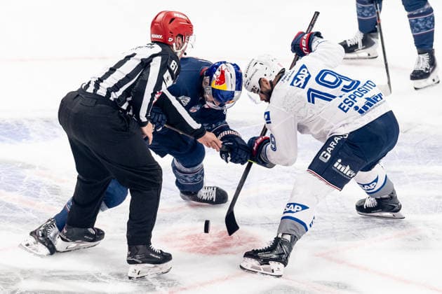 Linesperson Markus Merk fuehrt ein Bully Faceoff aus zwischen Brady Ferguson (EHC Red Bull Muenchen, 12) und Luke Esposito (Adler Mannheim, 19) GER, EHC Red Bull Muenchen vs. Adler Mannheim, Eishockey, DEL, Playoffs, Halbfinale Spiel 4, Saison 2025 2026, 14.04.2026. GER, EHC Red Bull Muenchen vs. Adler Mannheim, Eishockey, DEL, Playoffs, Halbfinale Spiel 4, Saison 2025 2026, 14.04.2026. Muenchen Copyright: xEibner-Pressefoto FranzxFeinerx EP_HFR