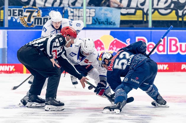 Linesperson Markus Merk fuehrt ein Bully Faceoff aus zwischen Marc Michaelis (Adler Mannheim, 65) und Patrick Hager (EHC Red Bull Muenchen, 52) GER, EHC Red Bull Muenchen vs. Adler Mannheim, Eishockey, DEL, Playoffs, Halbfinale Spiel 4, Saison 2025 2026, 14.04.2026. GER, EHC Red Bull Muenchen vs. Adler Mannheim, Eishockey, DEL, Playoffs, Halbfinale Spiel 4, Saison 2025 2026, 14.04.2026. Muenchen Copyright: xEibner-Pressefoto HeikexFeinerx EP_HFR
