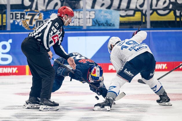 Linesperson Markus Merk fuehrt ein Bully Faceoff aus zwischen Patrick Hager (EHC Red Bull Muenchen, 52) und Luke Esposito (Adler Mannheim, 19) GER, EHC Red Bull Muenchen vs. Adler Mannheim, Eishockey, DEL, Playoffs, Halbfinale Spiel 4, Saison 2025 2026, 14.04.2026. GER, EHC Red Bull Muenchen vs. Adler Mannheim, Eishockey, DEL, Playoffs, Halbfinale Spiel 4, Saison 2025 2026, 14.04.2026. Muenchen Copyright: xEibner-Pressefoto HeikexFeinerx EP_HFR