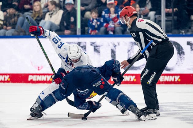 Linesperson Joshua Roemer fuehrt ein Bully Faceoff aus zwischen Luke Esposito (Adler Mannheim, 19) und Patrick Hager (EHC Red Bull Muenchen, 52) GER, EHC Red Bull Muenchen vs. Adler Mannheim, Eishockey, DEL, Playoffs, Halbfinale Spiel 4, Saison 2025 2026, 14.04.2026. GER, EHC Red Bull Muenchen vs. Adler Mannheim, Eishockey, DEL, Playoffs, Halbfinale Spiel 4, Saison 2025 2026, 14.04.2026. Muenchen Copyright: xEibner-Pressefoto HeikexFeinerx EP_HFR