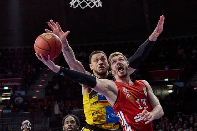 Deutsche Basketball Bundesliga (BBL), FC Bayern München Basketball vs MHP RIESEN Ludwigsburg, München FC Bayern Basketball, Ludwigsburg MHP RIESEN, 2026-04-14 in München (SAP Garden) OBST Andreas (FC Bayern München Basketball Shooting Guard (SG) Nr13-FCBB13), SCHILLING Gavin (MHP RIESEN Ludwigsburg Center (C) Nr34-LUD34) sportworld München SAP Garden Bayern Deutschland