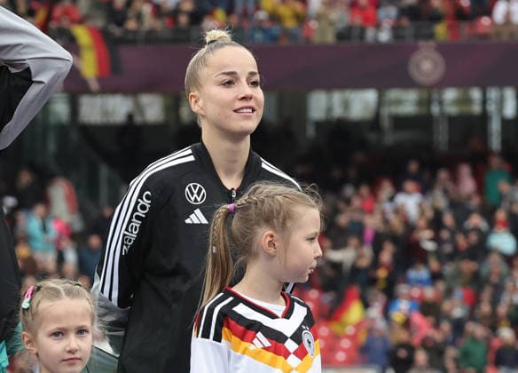 14.04.2026 - Fussball Frauenfussball - Länderspiel - WM-Qualifikationsspiel Qualikfikation Qualifikationsspiel zur Weltmeisterschaft 2027 - Deutschland gg Österreich - Sportfoto Zink DaMa - xdaxmax - Giulia Gwinn (7, Deutschland ) lacht Lachen freut sich Freude vor Spielbeginn