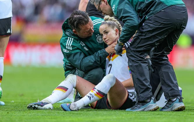 GER, Nürnberg, Deutschland vs Österreich, Länderspiel, Fussball, FIFA, Spielzeit 2026 2027, WM-Qualifikation, Max-Morlock-Stadion, 3. Spieltag im Bild: Verletzung bei Giulia Gwinn (Deutschland Frauen 7) DFB DFL REGULATIONS PROHIBIT ANY USE OF PHOTOGRAPHS AS IMAGE SEQUENCES AND OR QUASI-VIDEO, 14.04.2026 Copyright: HMBxMedia HendrikxHamelau