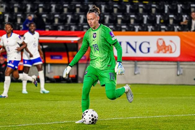 goalkeeper Pauline Peyraud-Magnin of France dribbles Netherlands v France, FIFA Women s World Cup 2027 Qualifier, Netherlands v France, Rat Verlegh Stadion, April 14, 2026, Breda, Netherlands.