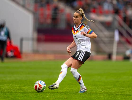 14.04.2026, WM-Qualifikation Europa, Frauen 2026, 3.Spieltag, Deutschland - Österreich, im Max-Morlock-Stadion Nürnberg, Giulia Gwinn (Deutschland) am Ball
