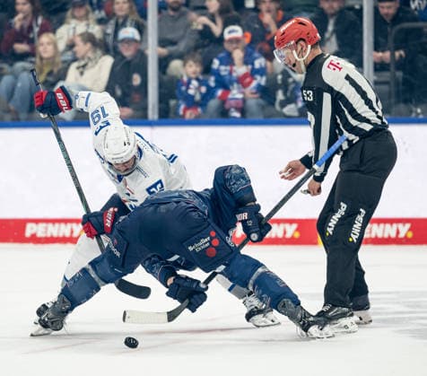 Linesperson Joshua Roemer fuehrt ein Bully Faceoff aus zwischen Luke Esposito (Adler Mannheim, 19) und Patrick Hager (EHC Red Bull Muenchen, 52) GER, EHC Red Bull Muenchen vs. Adler Mannheim, Eishockey, DEL, Playoffs, Halbfinale Spiel 4, Saison 2025 2026, 14.04.2026. GER, EHC Red Bull Muenchen vs. Adler Mannheim, Eishockey, DEL, Playoffs, Halbfinale Spiel 4, Saison 2025 2026, 14.04.2026. Muenchen Copyright: xEibner-Pressefoto HeikexFeinerx EP_HFR