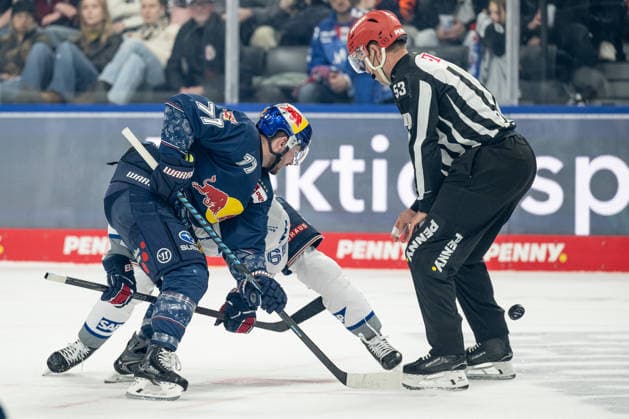 Linesperson Joshua Roemer fuehrt ein Bully Faceoff aus zwischen Adam Brooks (EHC Red Bull Muenchen, 77) und Marc Michaelis (Adler Mannheim, 65) GER, EHC Red Bull Muenchen vs. Adler Mannheim, Eishockey, DEL, Playoffs, Halbfinale Spiel 4, Saison 2025 2026, 14.04.2026. GER, EHC Red Bull Muenchen vs. Adler Mannheim, Eishockey, DEL, Playoffs, Halbfinale Spiel 4, Saison 2025 2026, 14.04.2026. Muenchen Copyright: xEibner-Pressefoto HeikexFeinerx EP_HFR
