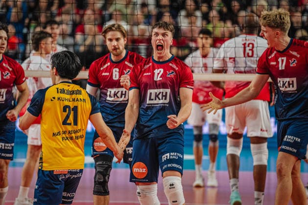 Volleyball Herren CEV Cup 2026 Finale SVG Lüneburg vs. Gas Sales Bluenergy 15.04.2026 Santeri Välimaa ( 12 SVG Lüneburg) jubelt mit dem Team
