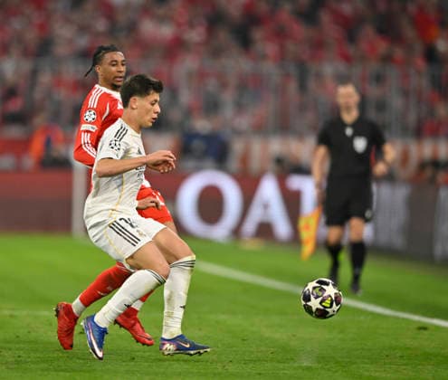 Zweikampf, Aktion Michael Olise FC Bayern Muenchen FCB (17) gegen Arda Gueler Real Madrid (15) FC Bayern Muenchen FCB vs Real Madrid UEFA CL Champions League Viertelfinale Rueckspiel 15.04.2026 DFL REGULATIONS PROHIBIT ANY USE OF PHOTOGRAPHS AS IMAGE SEQUENCES AND OR QUASI-VIDEO FC Bayern Muenchen FCB vs Real Madrid CL Champions League