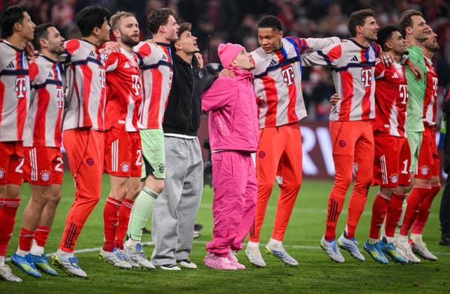 FUSSBALL CHAMPIONS LEAGUE SAISON 2025 2026 Viertelfinal Rueckspiel 15.04.2026 FC Bayern Muenchen - Real Madrid TEAMJUBEL FC Bayern Muenchen nach dem Spiel; Lennart Karl (Mitte) mit extravaganten Outfit nach dem Spiel auf dem Spielfeld