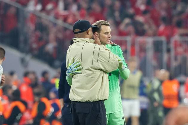 Chef-Trainer Vincent Kompany (FC Bayern Muenchen) fluestert Manuel Neuer 1 (FC Bayern Muenchen) nach dem Tor zum 3:0 was ins Ohr, FC Bayern Muenchen vs. Real Madrid, Fussball, UEFA, Champions League, Viertelfinale, Rueckspiel, 15.04.2026 Muenchen Bayern Deutschland