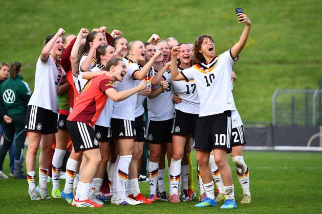 Fußball UEFA U19-Juniorinnen EM-Qualifikation: Deutschland - Frankreich am 16.04.2026 im Stadion Uhlenkrug in Essen Die Deutschen Spielerinnen machen nach dem Sieg ein Handyfoto DFB regulations prohibit any use of photographs as image sequences and or quasi-video. Nordrhein-Westfalen Deutschland
