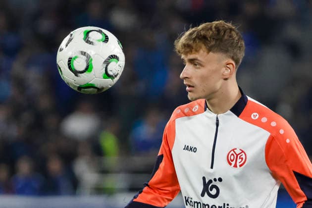 Nikolas Veratschnig (1. FSV Mainz, 22) beim Aufwärmen vor Spielbeginn , Frankreich, Fussball, UEFA Conference League, Viertelfinale, 2025 2026, Racing Straßburg vs. 1. FSV Mainz, 16.04.2026, Straßburg Stade de La Meinau Frankreich Copyright: xGrantxHubbsx