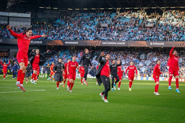 Spanien: Fussball UEFA Europa-League 2025 - 2026, Viertelfinale (Rückspiel) - Celta Vigo vs SC Freiburg - Balaidos (Vigo): Freude, Emotionen, Jubel Igor Matanovic (SC Freiburg, 31) und Team nach Abpfiff und dem Einzug ins Halbfinale Vincenzo Grifo (SC Freiburg, 32) Maximilian Eggestein (SC Freiburg, 08) Lucas Höler Lucas Hoeler (SC Freiburg, 09) Matthias Ginter (SC Freiburg, 28) Copyright: xJOERANxSTEINSIEKx